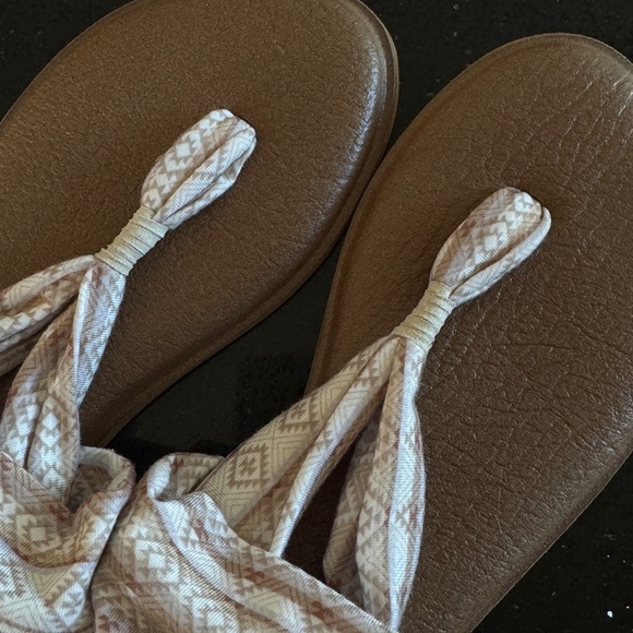 Sandals Sanuk Tan Patterned Sandals - Picture 8 of 8